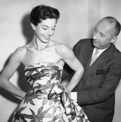 Christian Dior bersama dengan model Dorothy Emms, pada 1952